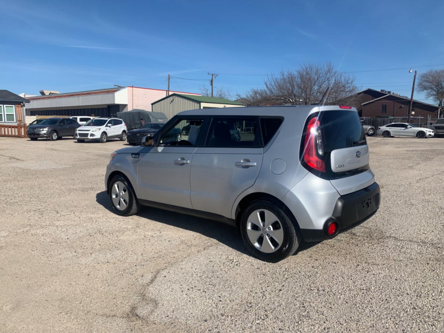 2015 SILVER /Black Kia Soul (KNDJN2A20F7) with an 1.6L engine, AUTOMATIC transmission, located at 1830 North Belt Line Road, Irving, TX, 75061, (469) 524-0199, 32.834373, -96.993584 - Photo#5